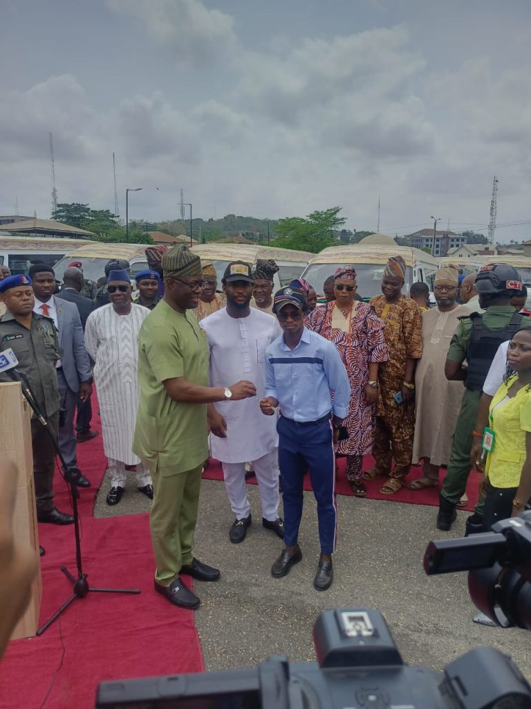 JUST IN: Makinde Presents 28 Buses to Tertiary Institutions, Students Body