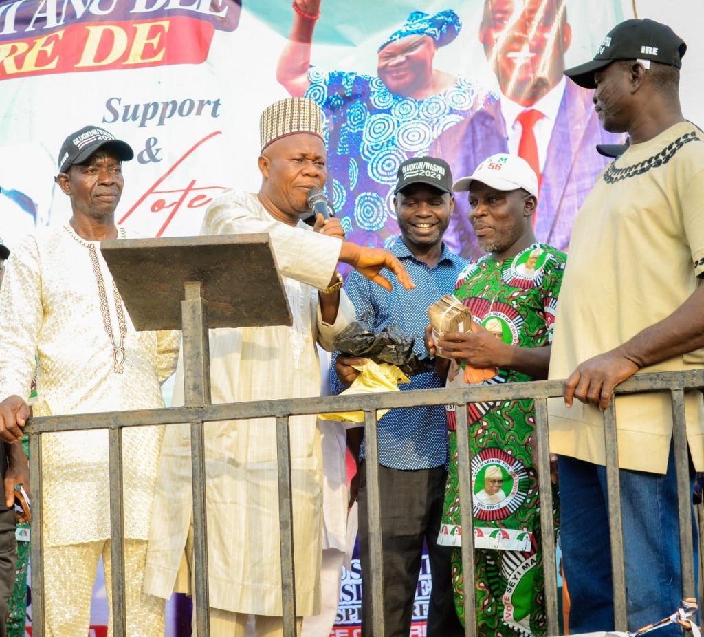 LG Poll: Oyo East PDP Ward Chairmen Hails AROSAD Over Cash Donation, Promise to Mobilize Support For Oluokun/Waspha