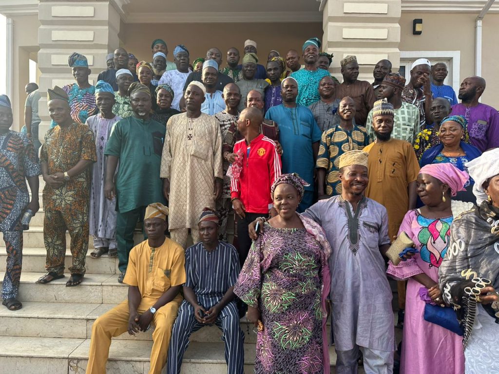 Otunba Seye Famojuro Brokers Peace Among Food Sellers Association at Bodija Market