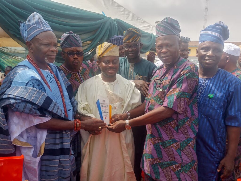 Egbeda Community Honours Sanda With Award of Excellence