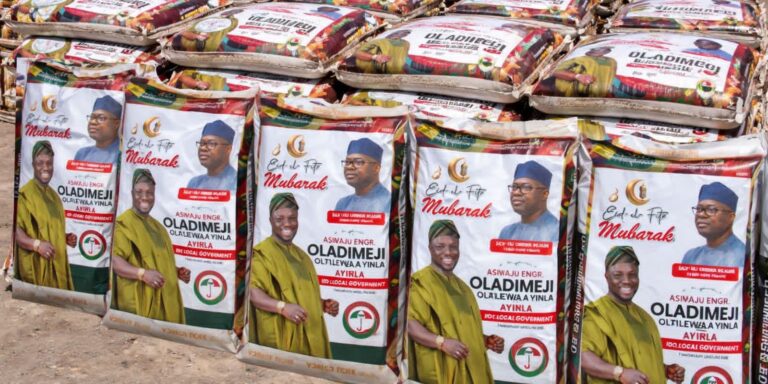 Eidel-Fitri: Ido LG Chairmanship Aspirant, Asiwaju Distributes Rice and Cash Gifts to Community Leaders