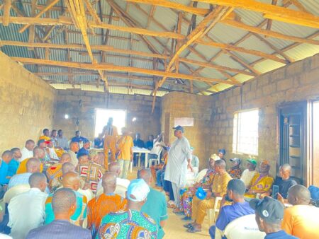 Wole Akinleye Donates Solar Streetlights, Cash to Communities in Akinyele LG