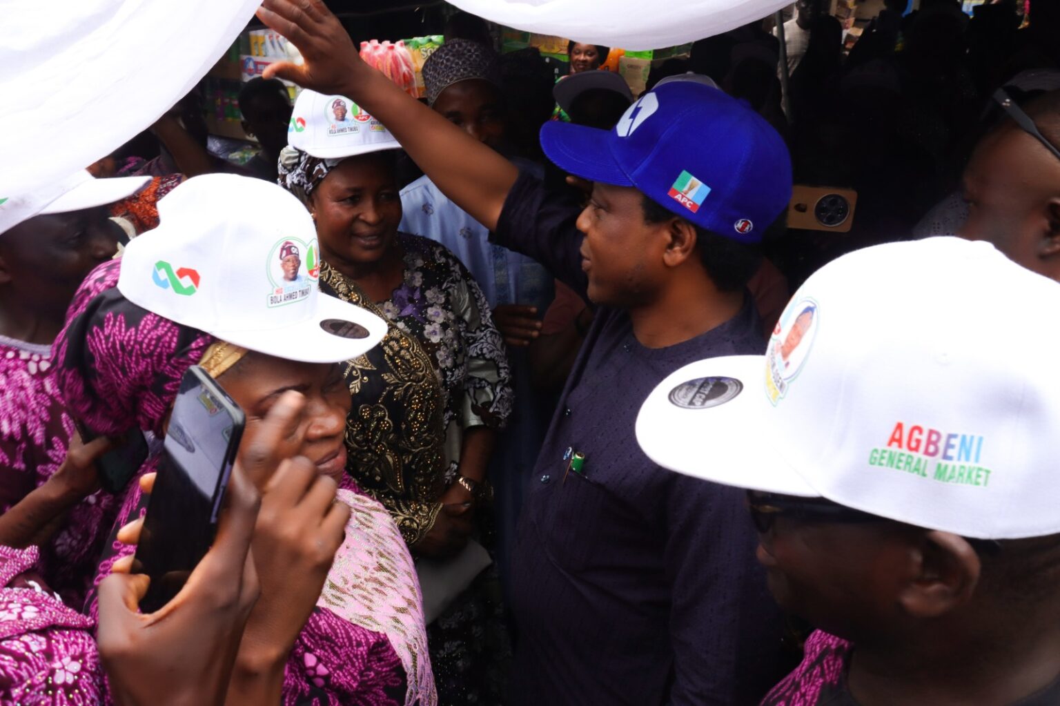 APC Oyo South Candidate, Oseni Donates N57.5m to Traders in Agbeni Market